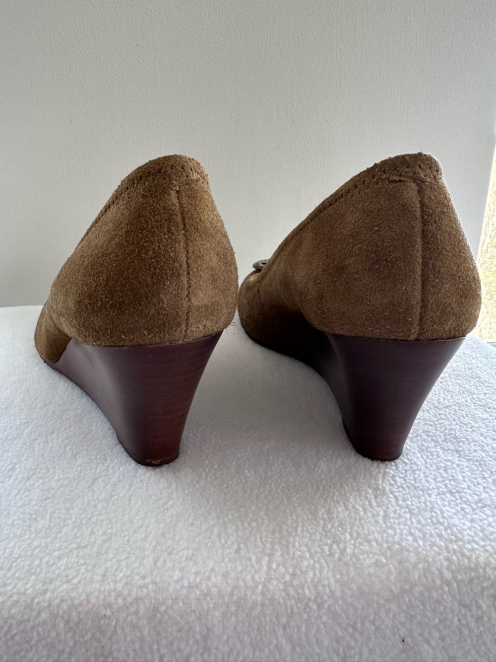 Tory Burch Tan Suede Logo Round-Toe Pumps - Picture 3 of 6